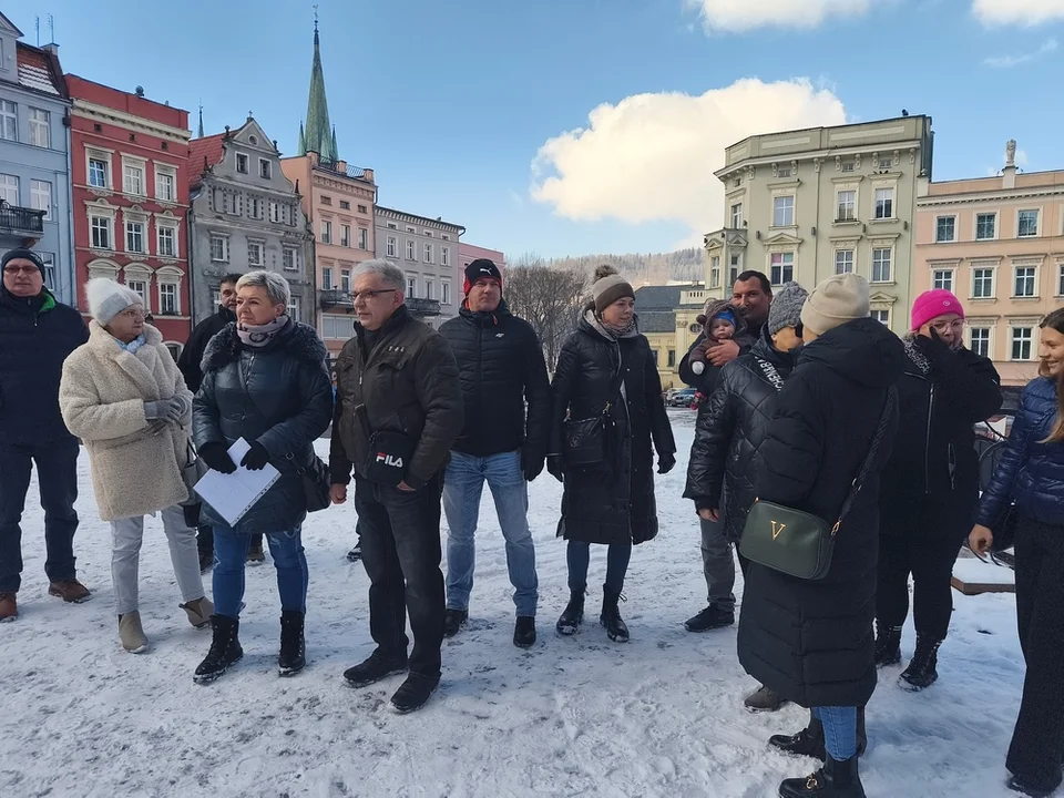 Nowa Ruda. Protest mieszkańców ulic objętych SPP. Domagają się abonamentu parkingowego [galeria]