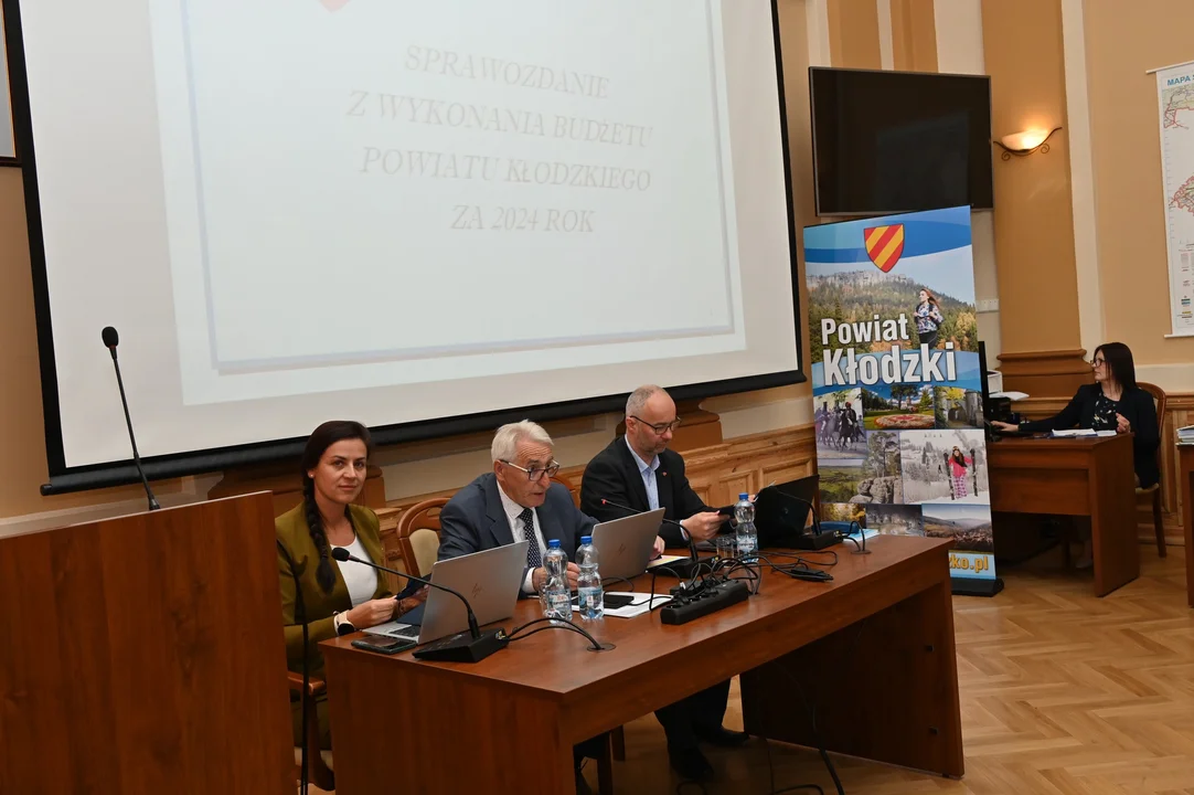 VII Sesja Rady Powiatu Kłodzkiego. Absolutorium dla Zarządu [galeria]