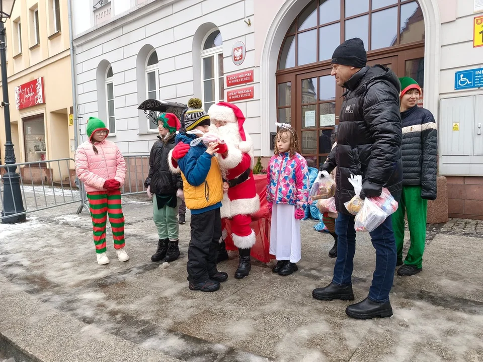 Wczoraj już po raz 20. na noworudzkim Rynku gościł Święty Mikołaj. Do dzieci trafiło 300 paczek [galeria]