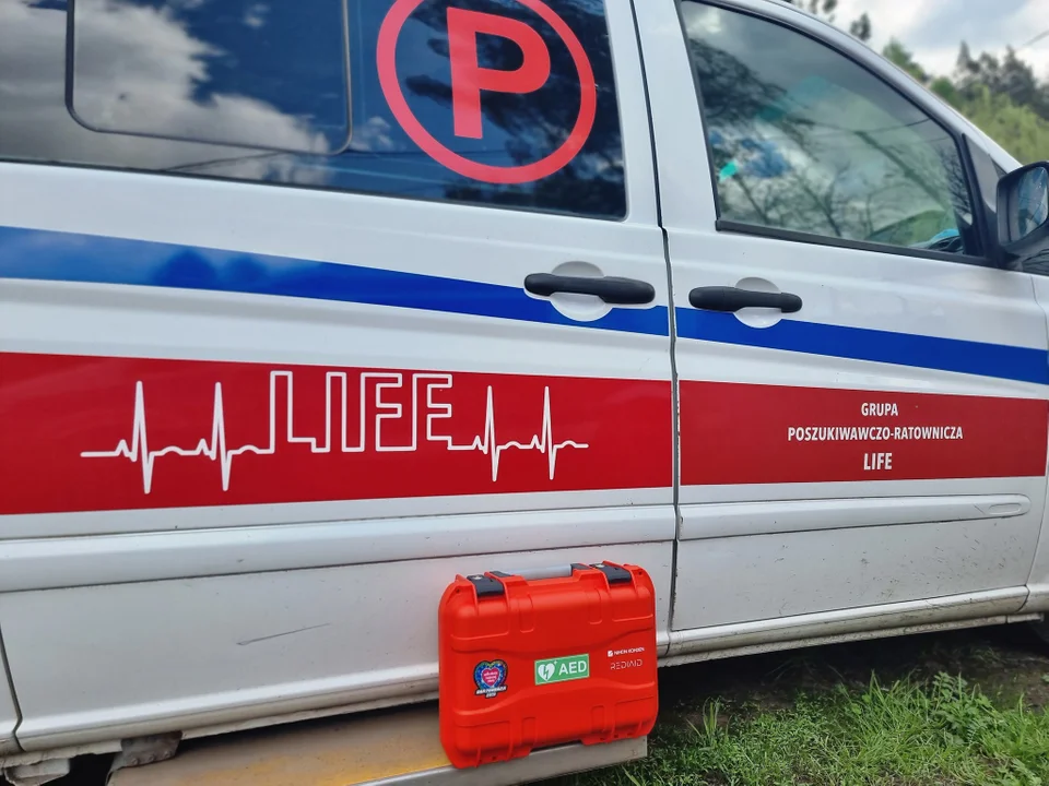 Nowa Ruda. Nowoczesny defibrylator AED REDIAID dla Grupy Poszukiwawczo-Ratowniczej LIFE [zdjęcia]