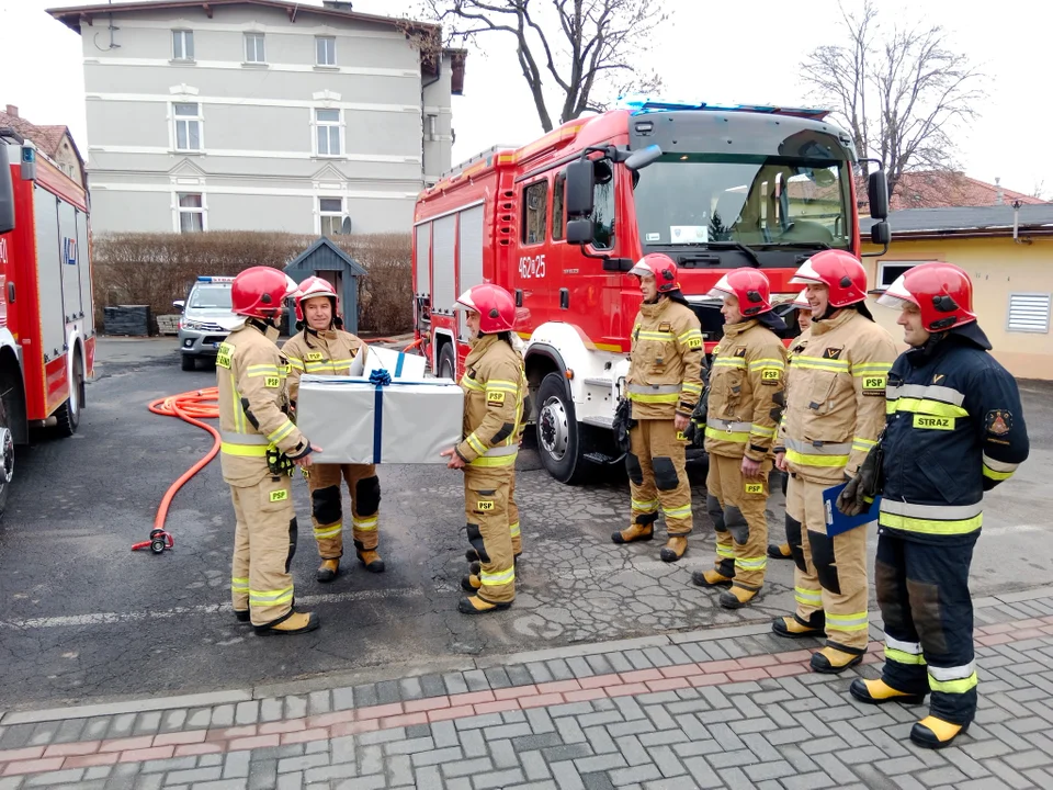 Symboliczna ostatnia zmiana służby. Strażacy z pompą pożegnali kolegów