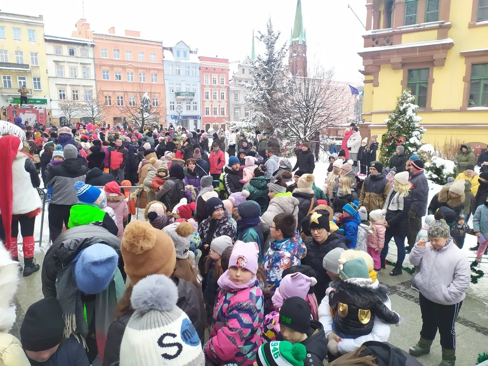 Mikołaj w Nowej Rudzie. Dzieci zachwycone gościem, który rozdawał paczki