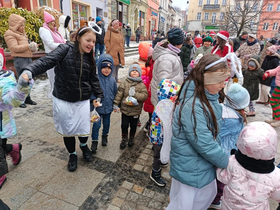 Wczoraj już po raz 20. na noworudzkim Rynku gościł Święty Mikołaj. Do dzieci trafiło 300 paczek [galeria]