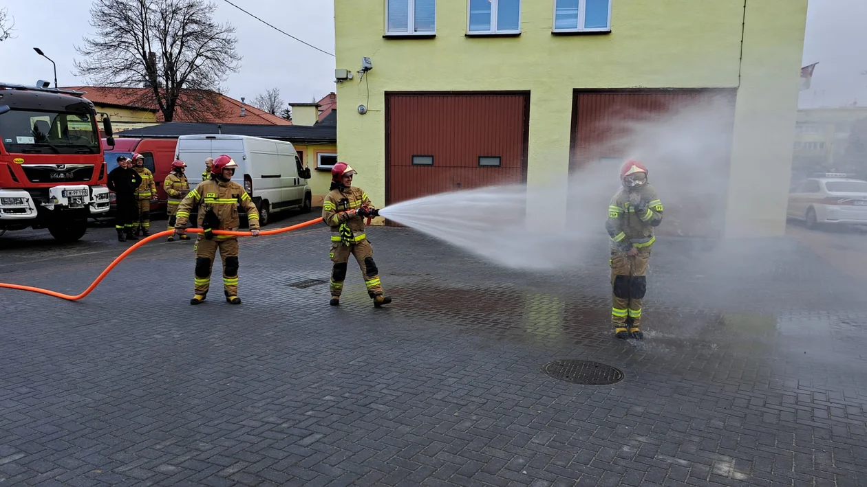 Symboliczna ostatnia zmiana służby. Strażacy z pompą pożegnali kolegów