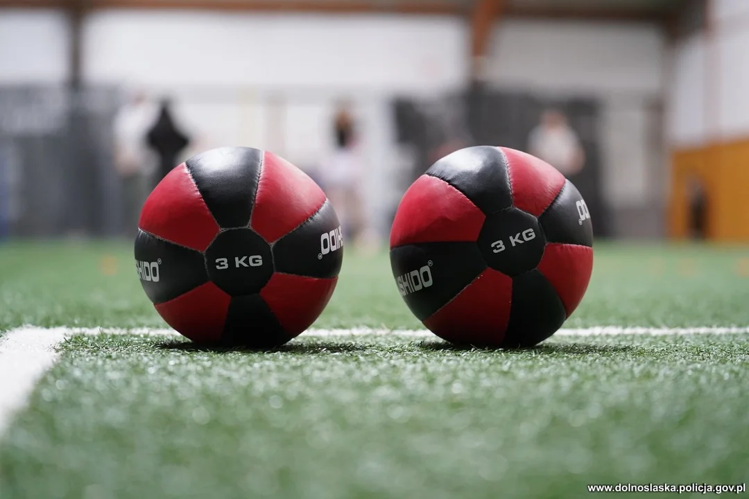 Myślisz, że masz dobrą kondycję? Ten policyjny tor przeszkód szybko to zweryfikuje