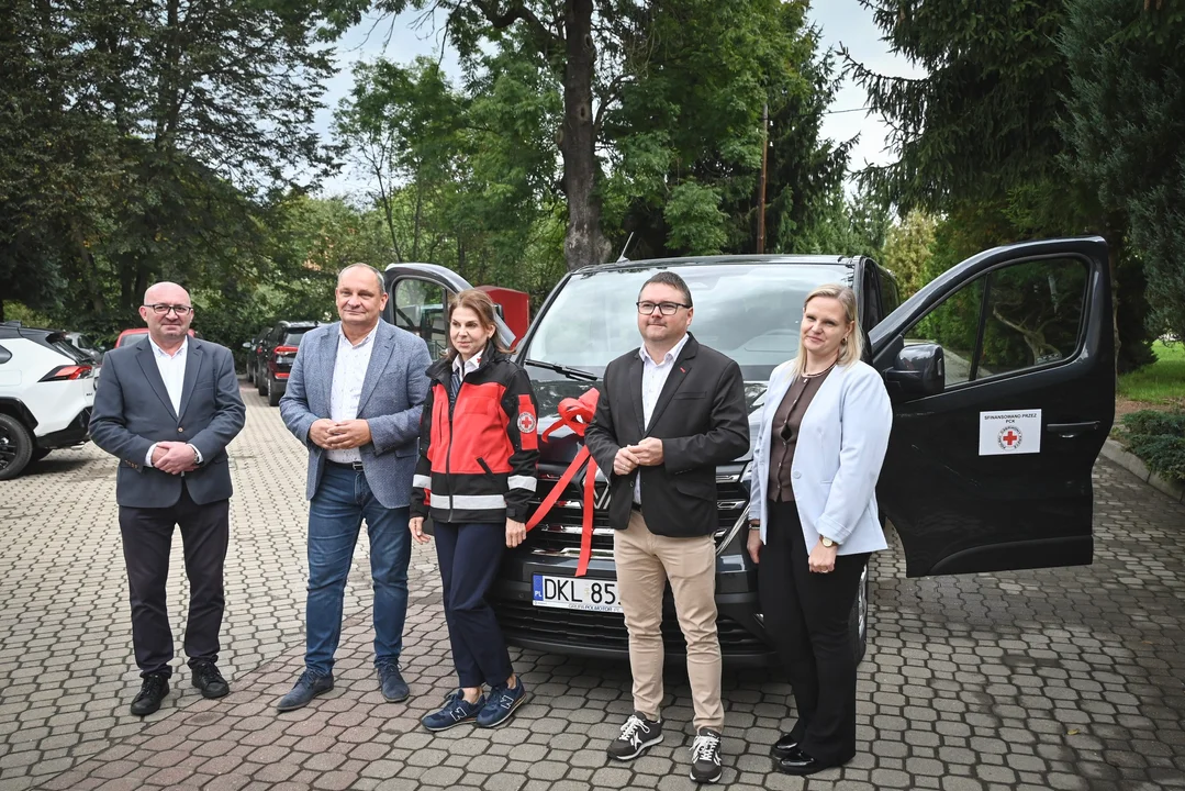 Kłodzko. Nowy samochód wart blisko 200 tys. zł dla Domu Dziecka dzięki Polskiemu Czerwonemu Krzyżowi [zdjęcia]