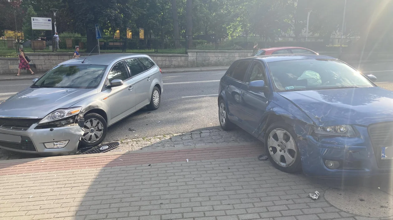 Kłodzko. Dwie kolizje na ul. Kościuszki w ciągu godziny - Zdjęcie główne