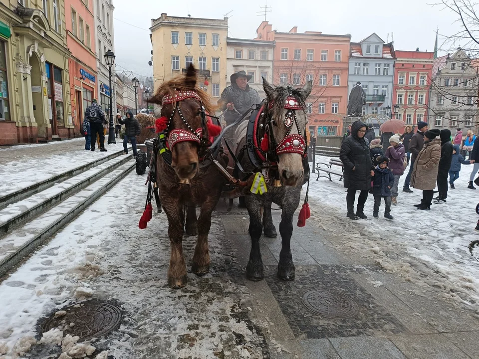 Wczoraj już po raz 20. na noworudzkim Rynku gościł Święty Mikołaj. Do dzieci trafiło 300 paczek [galeria]