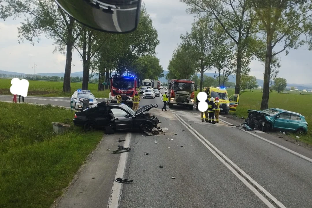 Szalejów Dolny. Czołowe zderzenie na krajowej ósemce. Do szpitala trafiła jedna osoba - Zdjęcie główne