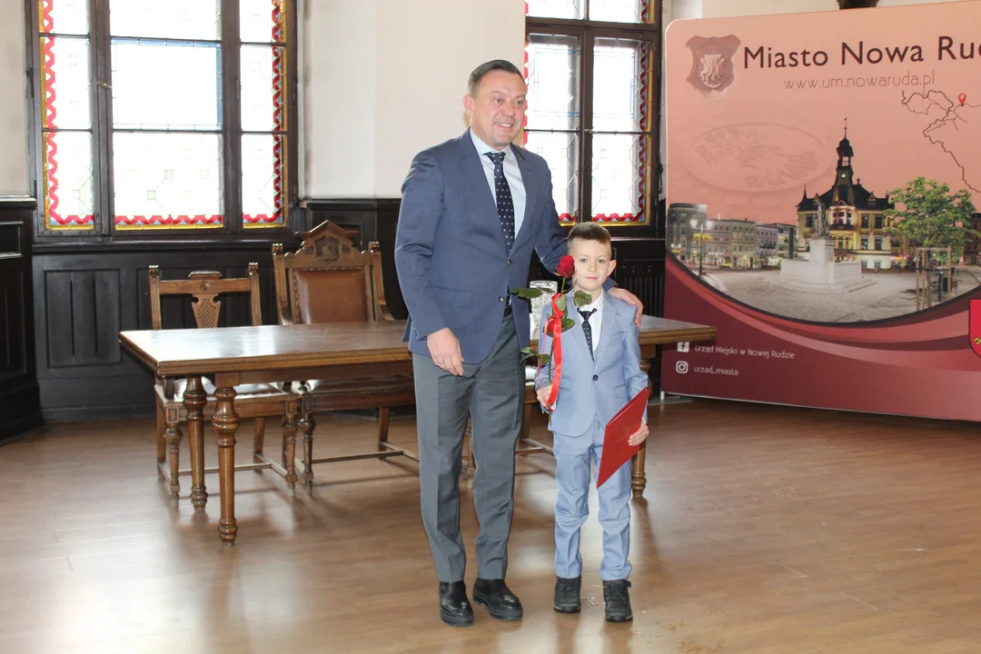 Młodzi zawodnicy karate ze stypendium burmistrza Nowej Rudy [galeria]