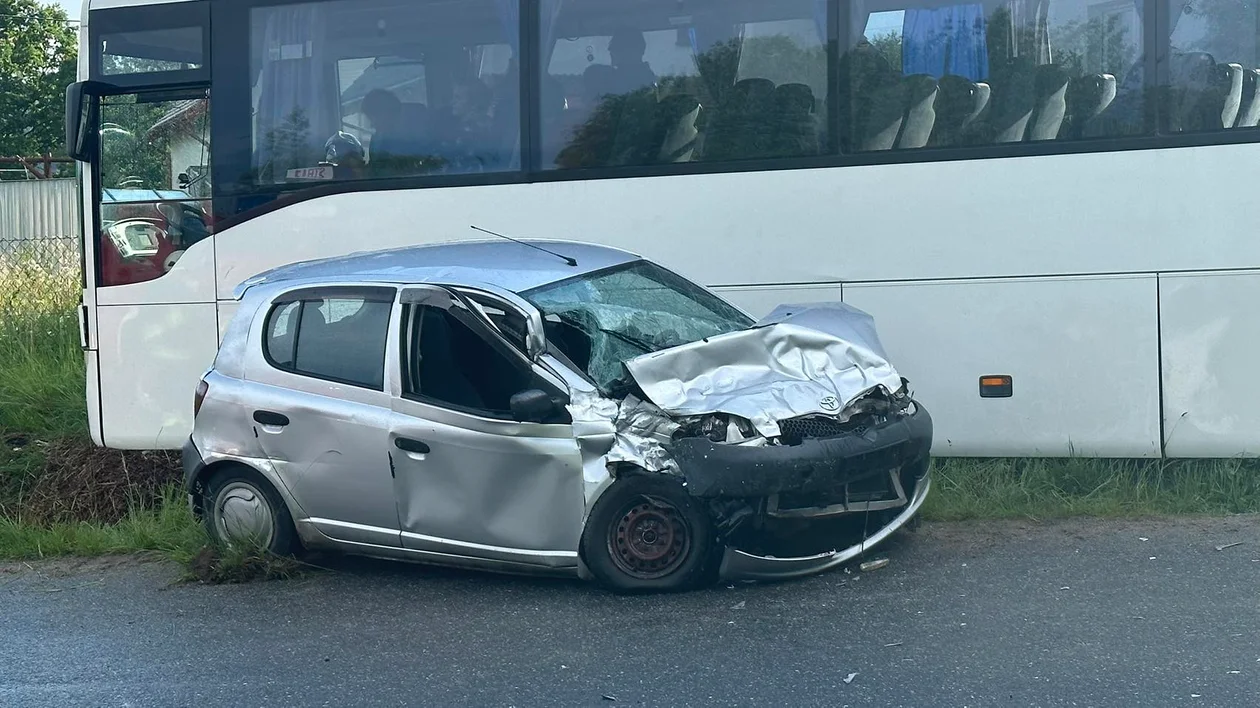 Chocieszów. Kierowca toyoty uderzył w autobus [zdjęcia]