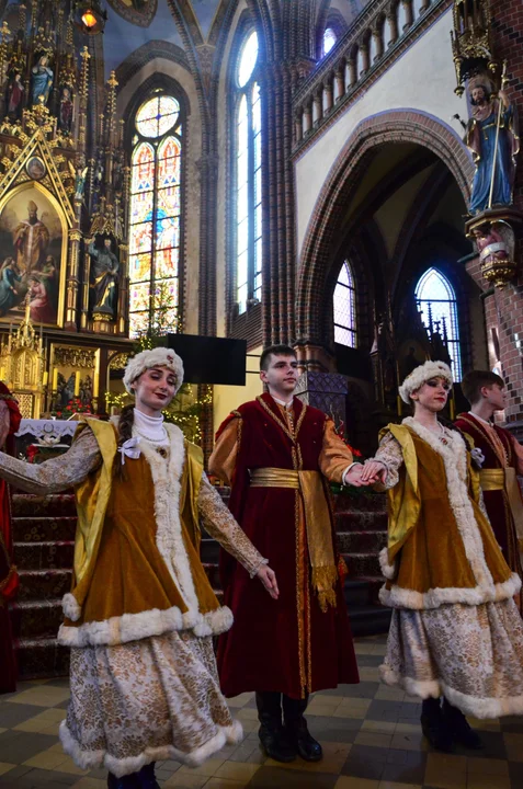 Koncert kolęd i pastorałek Zespołu Pieśni i Tańca "Nowa Ruda" w kościele św. Mikołaja [galeria]