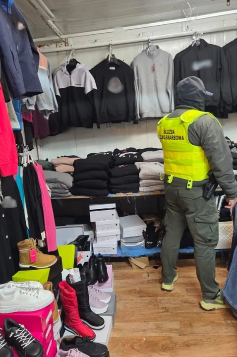 KAS zabezpieczyła na targowisku podrabianą odzież i galanterię