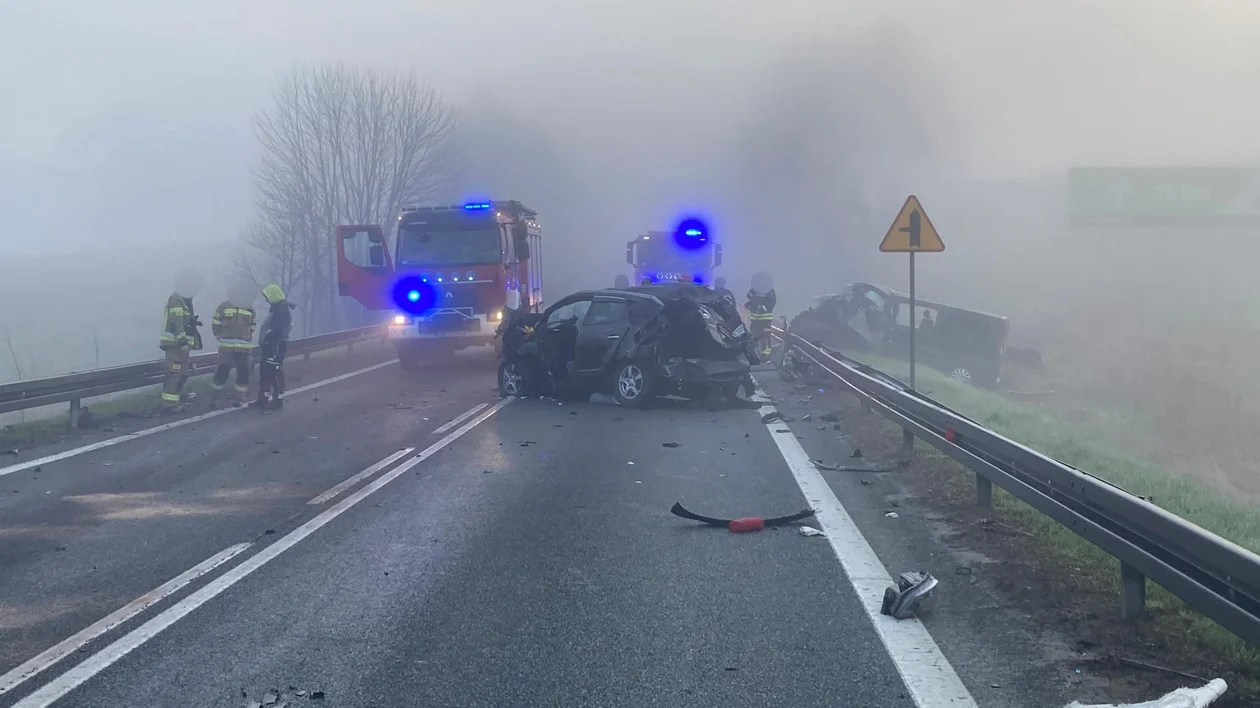 Kraksa na krajowej ósemce. Zderzyły się 4 auta. Droga jest zablokowana