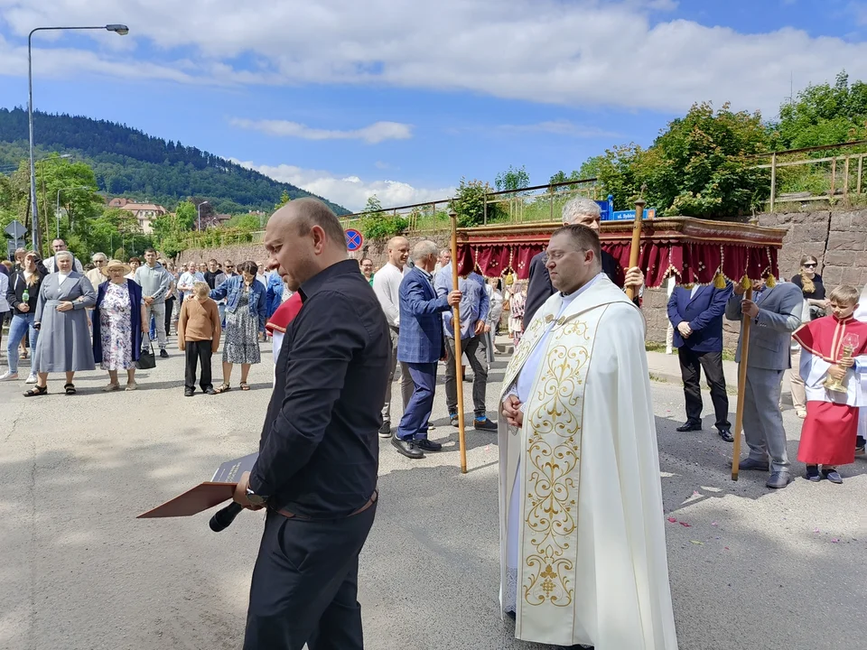 Boże Ciało w Nowej Rudzie. Ulicami przeszła uroczysta procesja [galeria]