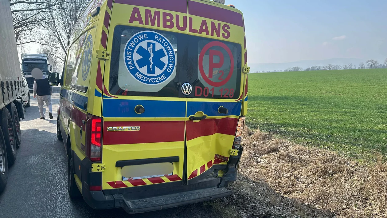 Szalejów Dolny - kolizja karetki i busa