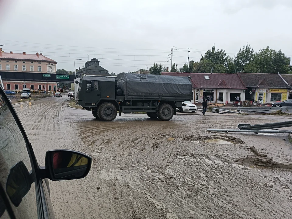 Kłodzko. W deszczu usuwają skutki powodzi [zdjęcia]