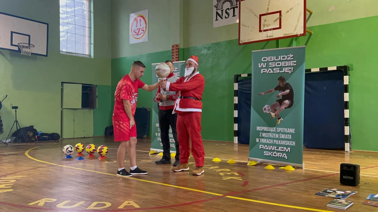 Nowa Ruda. Mikołajkowe spotkanie z mistrzem Freestyle Futbolu w Noworudzkiej Szkole Technicznej [galeria]