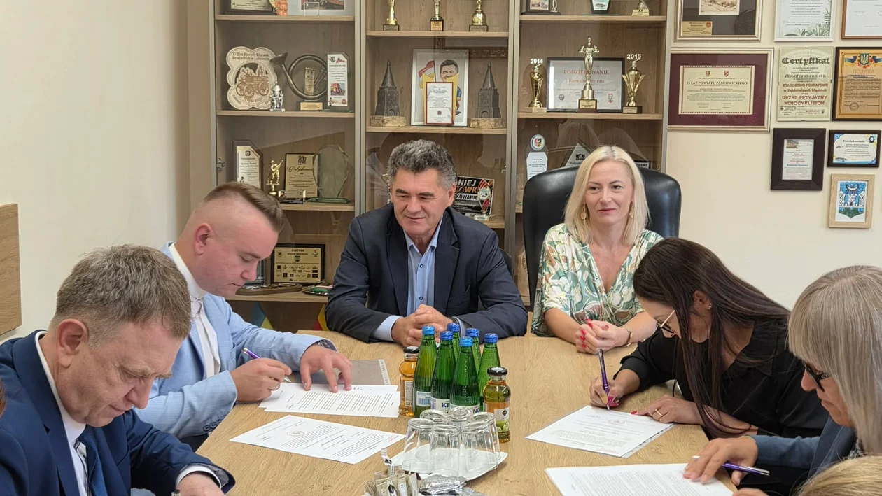 Ośmioro nauczycieli z powiatu ząbkowickiego z awansem zawodowym - Zdjęcie główne