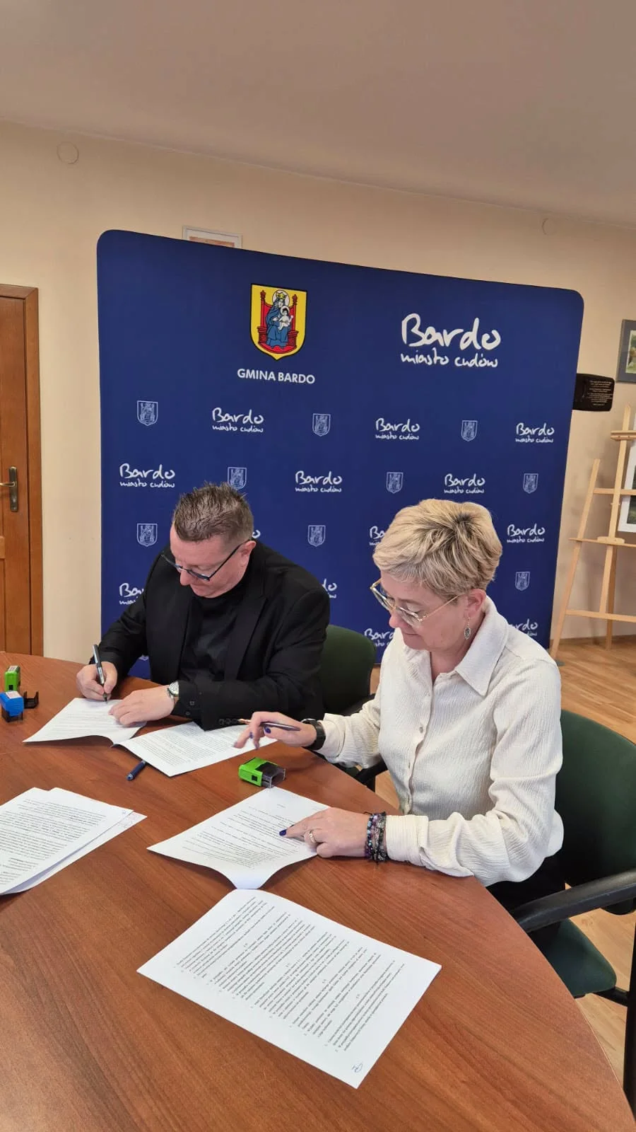 Gmina Bardo przeznaczy 10 tys. zł na zabytkowy kościół w Brzeźnicy. Podpisano umowę – zdjęcie 3