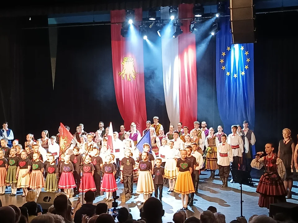 Koncert ZPiT Nowa Ruda i Noworudzkiej Orkiestry Górniczej z okazji 20-lecia przystąpienia Polski do UE [galeria]