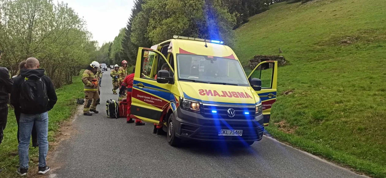 Gmina Bystrzyca Kłodzka. Groźne zderzenie motocyklisty z citroenem w Mostowicach