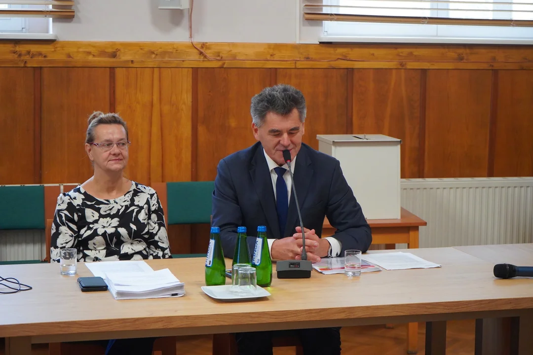 Sesja Rady Powiatu Ząbkowickiego: nagrody dla uczniów i ważne decyzje finansowe [galeria]
