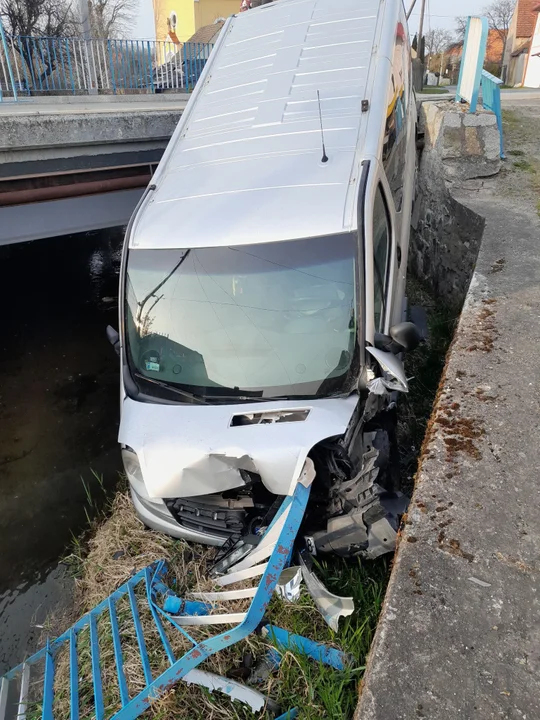 Gmina Kamieniec Ząbkowicki. Bus wpadł do przydrożnego potoku