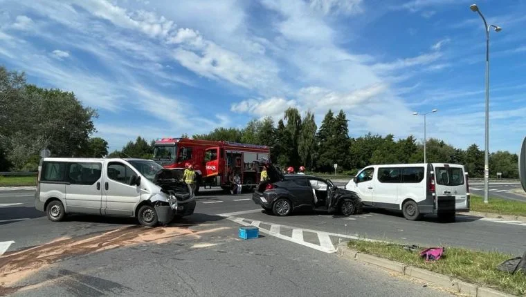 Ząbkowice Śląskie. Kraksa trzech pojazdów na skrzyżowaniu z ósemką [FOTO] - Zdjęcie główne