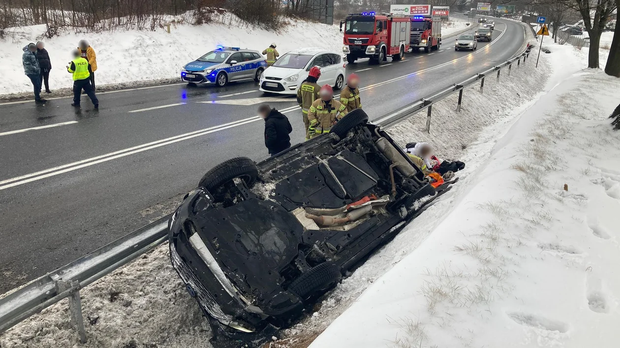 Wypadek na krajowej ósemce. Dachowała Toyota