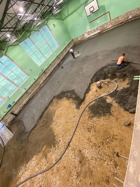 Trwa odbudowa po powodzi w hali sportowej w Kłodzkiej Szkole Przedsiębiorczości [zdjęcia]
