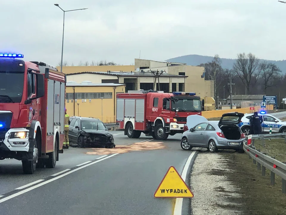 Bystrzyca Kłodzka. Groźne zderzenie na DK-33. Jedna osoba w szpitali