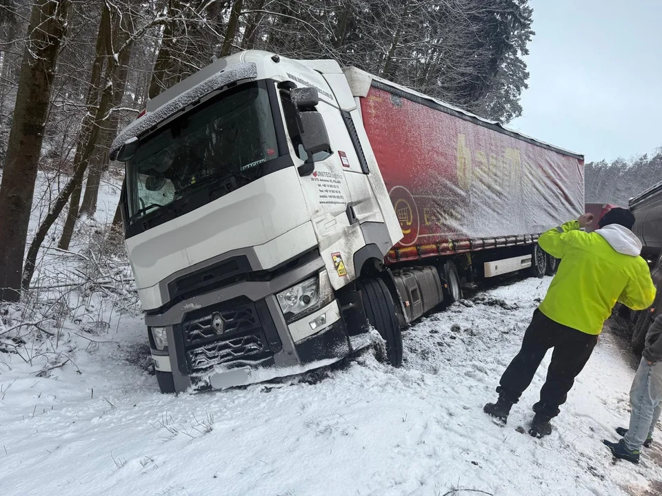 Polanica - Szczytna - DK8 - ciężarówka w rowie - Zdjęcie główne