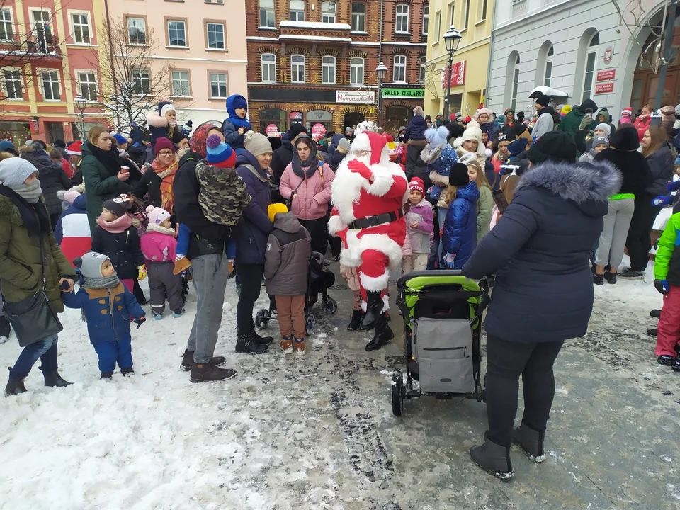 Mikołaj w Nowej Rudzie. Dzieci zachwycone gościem, który rozdawał paczki