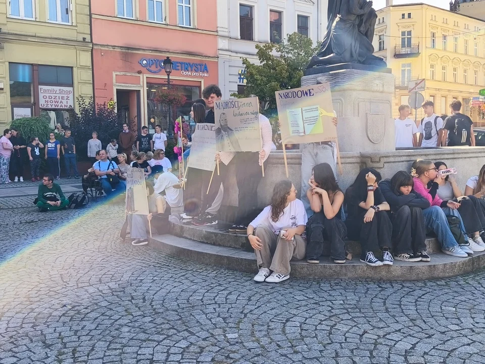 Nowa Ruda. Narodowe czytanie - Jan Kochanowski na Rynku [galeria]