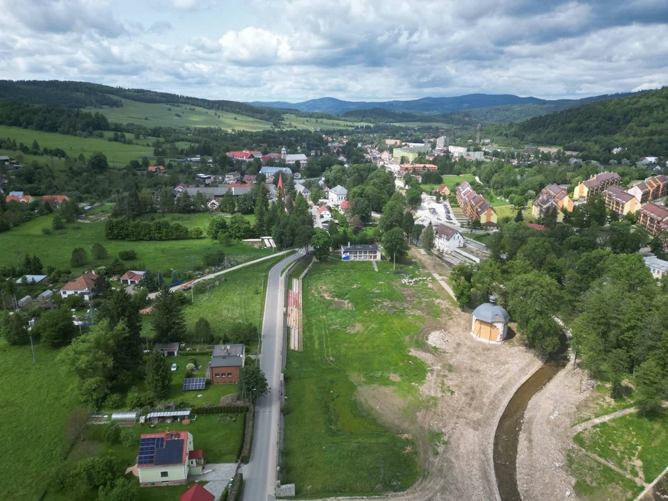 Stronie Śląskie. Burmistrz podpisał umowę na odbudowę i modernizację stadionu