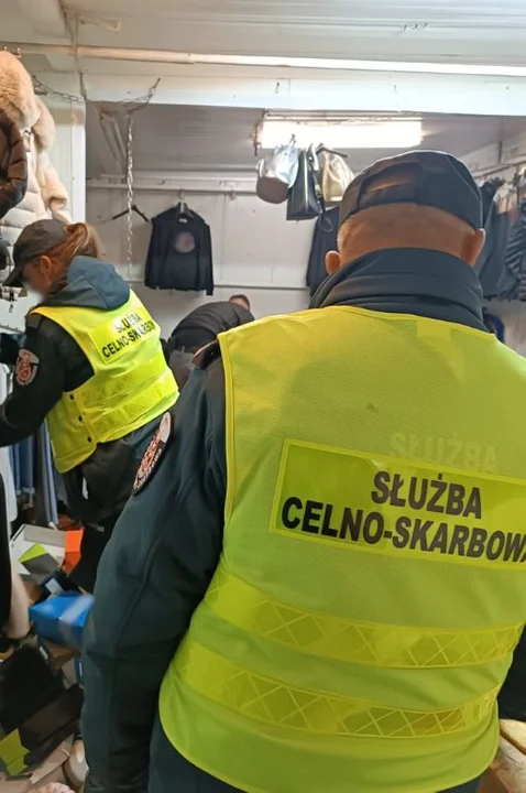KAS zabezpieczyła na targowisku podrabianą odzież i galanterię