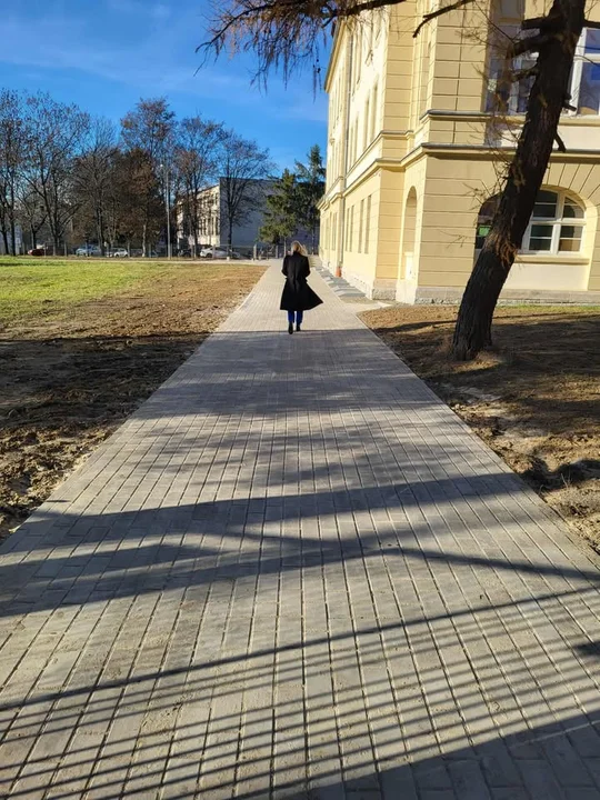 Ząbkowice Śląskie. Nowy chodnik przy Zespole Szkół Zawodowych gotowy [galeria]
