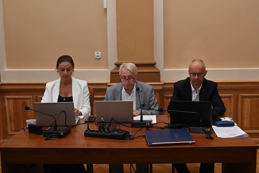 Sesja Rady Powiatu Kłodzkiego. Zmiany w budżecie i inwestycję w infrastrukturę drogową [zdjęcia]