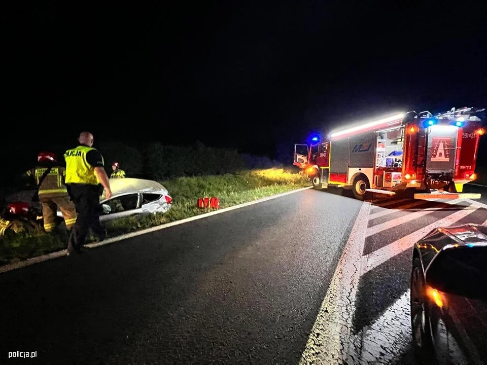 Wracając z promocji oficerskiej pomogli kobietom poszkodowanym w zdarzeniu drogowym - Zdjęcie główne