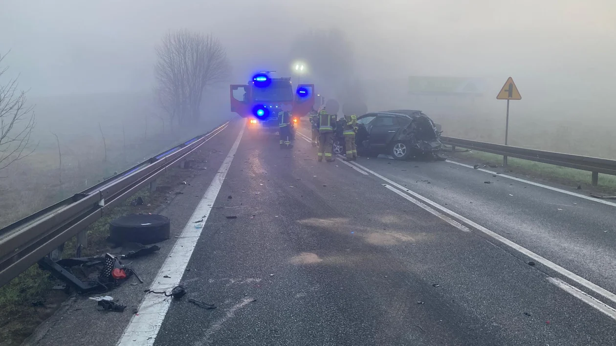 Kraksa na krajowej ósemce. Zderzyły się 4 auta. Droga jest zablokowana