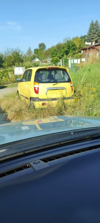 Nowa Ruda. Problemy z porzuconym hyundaiem [zdjęcia]