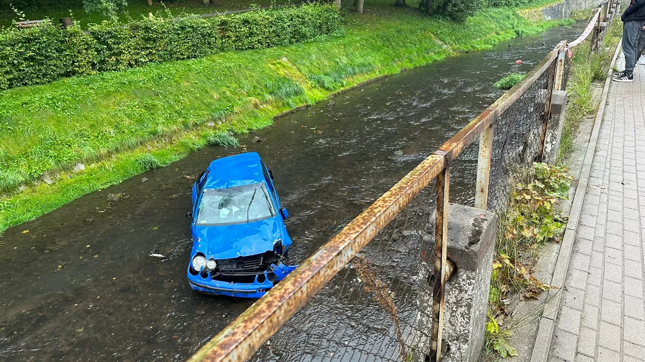 Nowa Ruda. Auto wpadło do Włodzicy