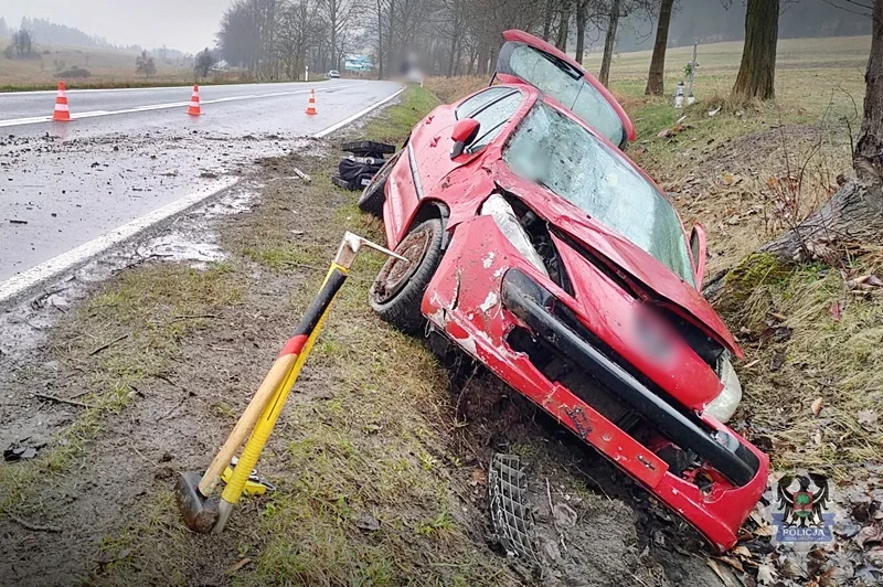 24-letni noworudzianin dachował pojazdem przed Głuszycą. Wyszedł z tego bez szwanku