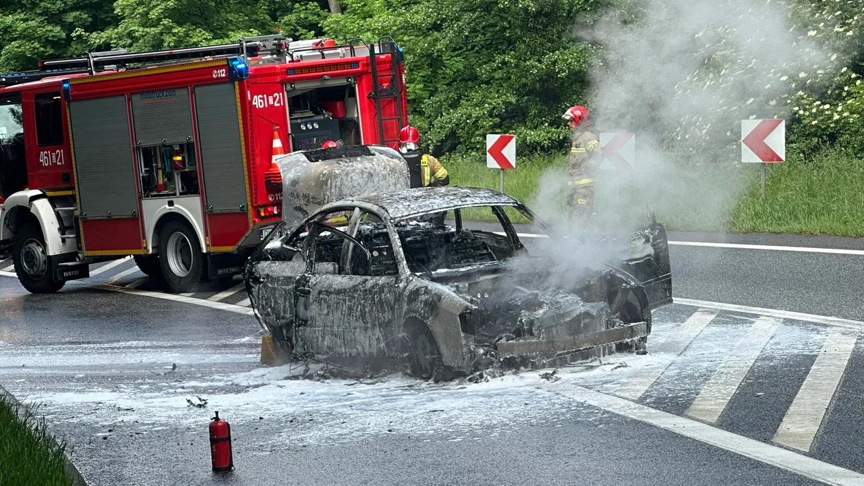 Krajowa ósemka. Auto doszczętnie spłonęło [zdjęcia]