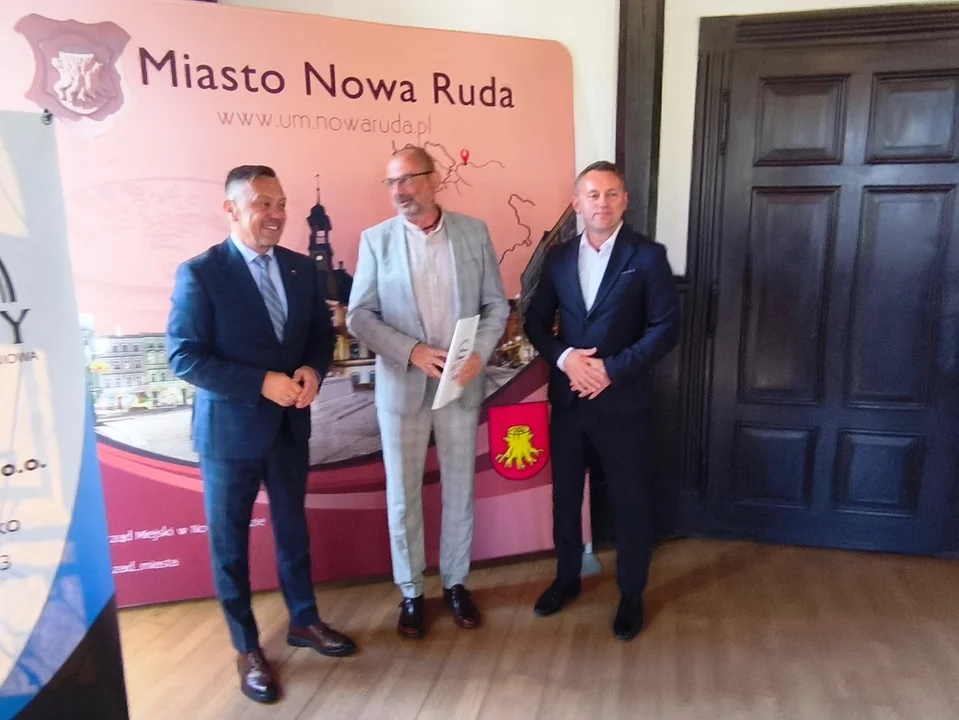 Nowa Ruda. Dziś podpisano umowę na budowę 28. Lokalowego budynku mieszkalnego w Słupcu [galeria]