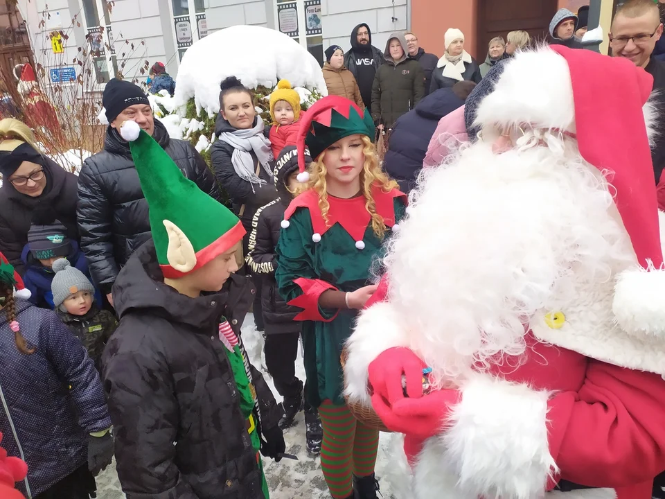 Mikołaj w Nowej Rudzie. Dzieci zachwycone gościem, który rozdawał paczki - Zdjęcie główne