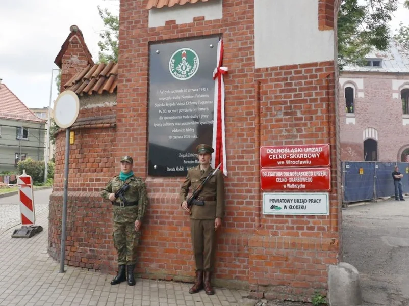 Kłodzko. Odsłonięcie tablicy upamiętniającej Sudecką Brygadę WOP [galeria]