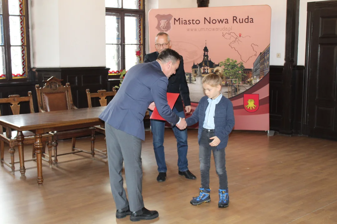 Młodzi zawodnicy karate ze stypendium burmistrza Nowej Rudy [galeria]