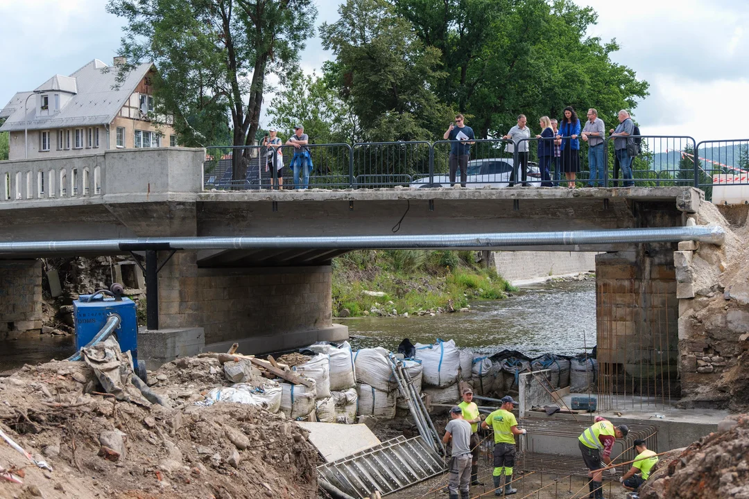 Wiceminister MSWiA i wojewoda dolnośląski z wizytą w Stroniu Śląskim i Lądku-Zdroju [galeria]
